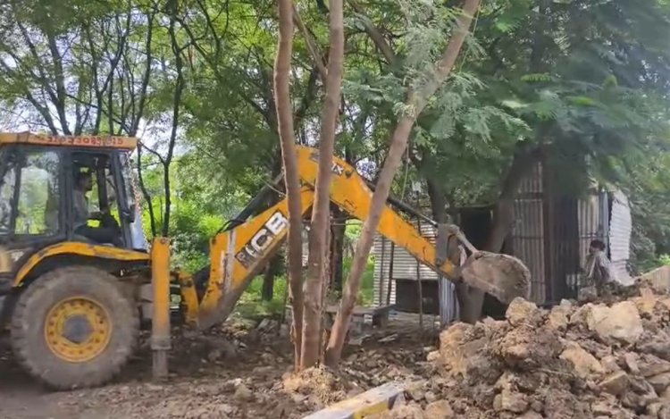 Indore Illegal Construction : ग्रीन बेल्ट में अतिक्रमण पर नगर निगम की बड़ी कार्रवाई, 10 लाख का स्पॉट फाइन