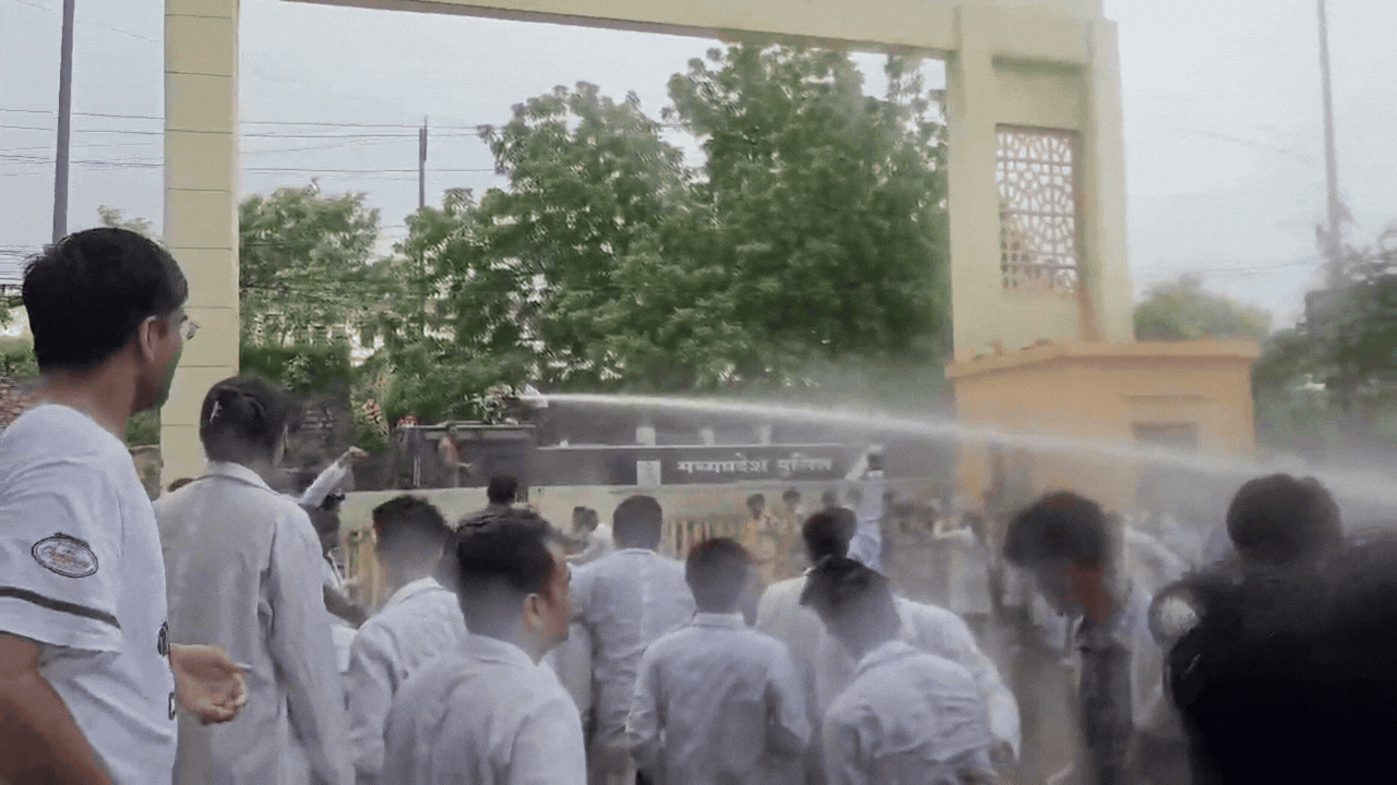Bhopal: MBBS इंटर्न डॉक्टर्स का हल्लाबोल, पुलिस ने चलाया वाटर कैनन