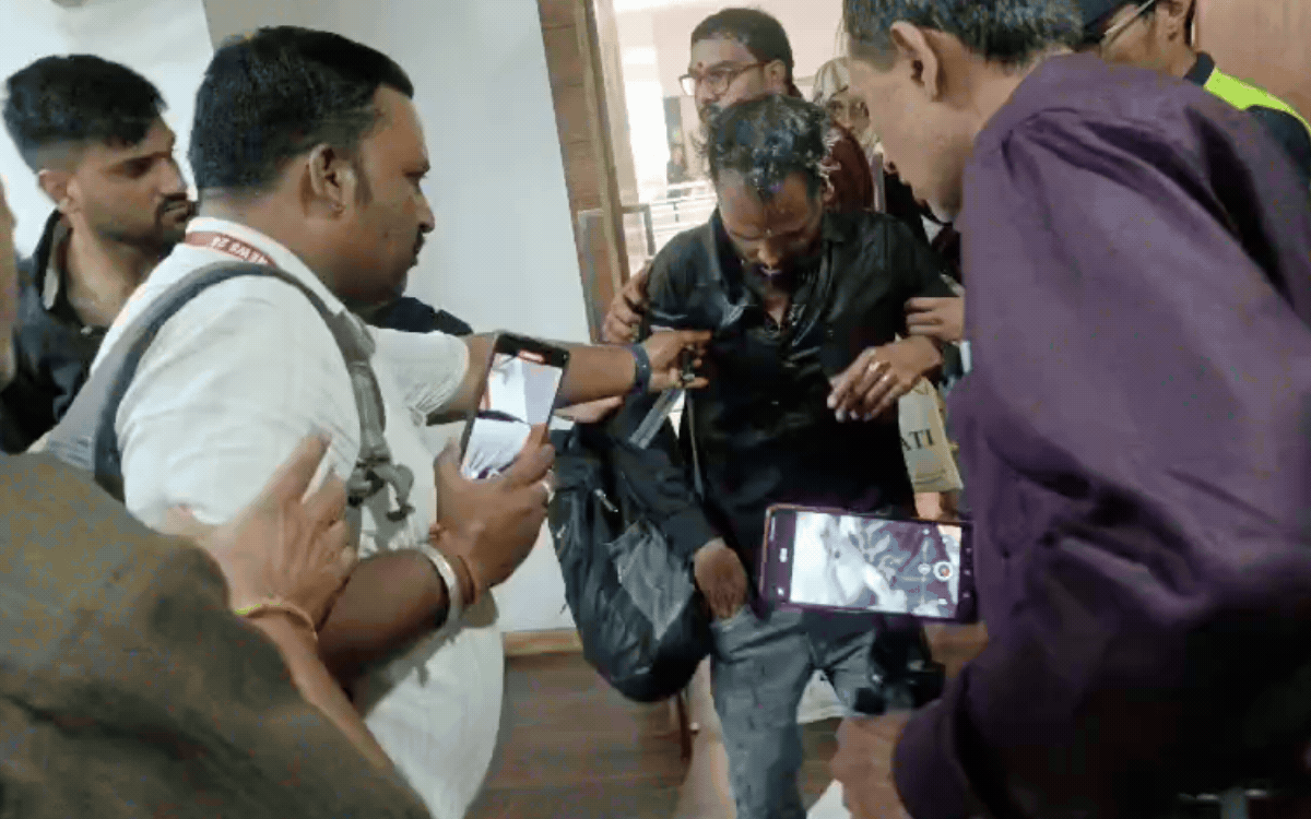 Indore Collector Jansunwai : युवक ने केरोसिन डालकर किया आत्मदाह का प्रयास, DJ गाड़ी विवाद में कार्रवाई की मांग