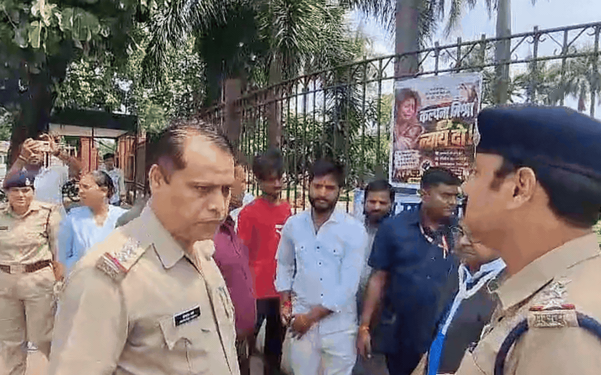 Abhay Mishra  : पुलिस हिरासत में कांग्रेस विधायक अभय मिश्रा, कल्पना मिश्रा मौत मामले में दे रहे थे धरना