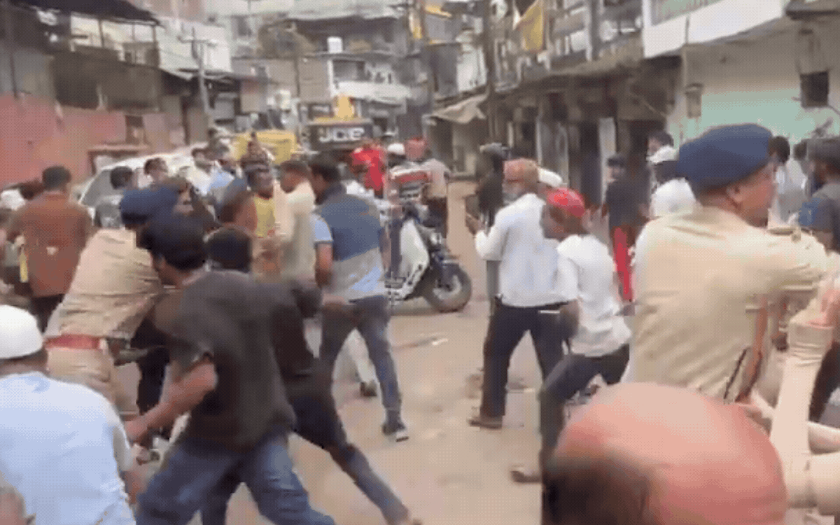 साउथ तोड़ा इलाके में बवाल : अतिक्रमण हटाने के दौरान एडिशनल DCP से धक्कामुक्की, कई लोग हिरासत में