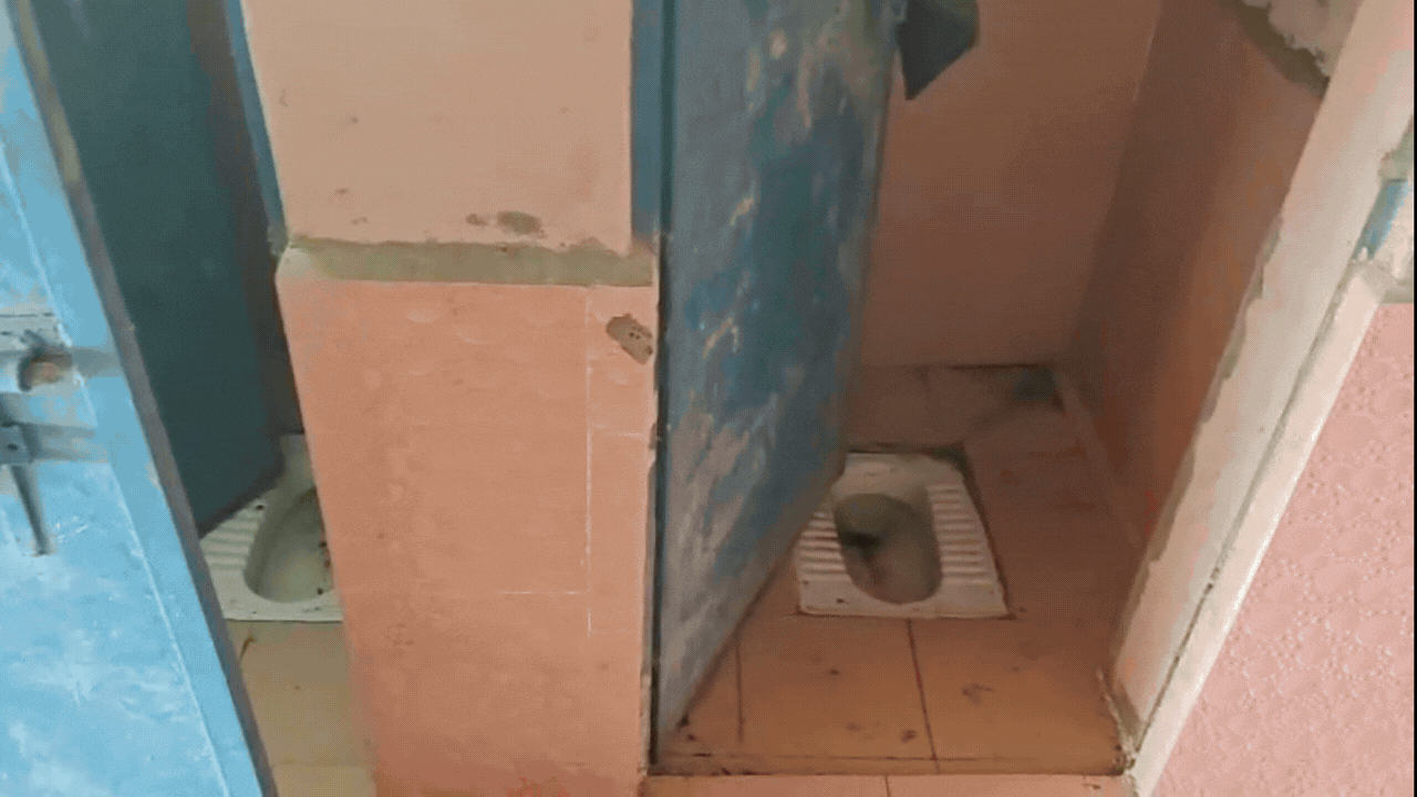 सिर पर छत नहीं: सामुदायिक शौचालय बना गरीब परिवार का आशियाना, कब मिलेगा घर?